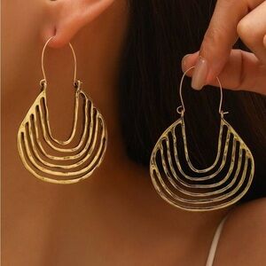 Anthropologie Gold Hammered U-Shape Crescent Earrings Boho Chic Statement